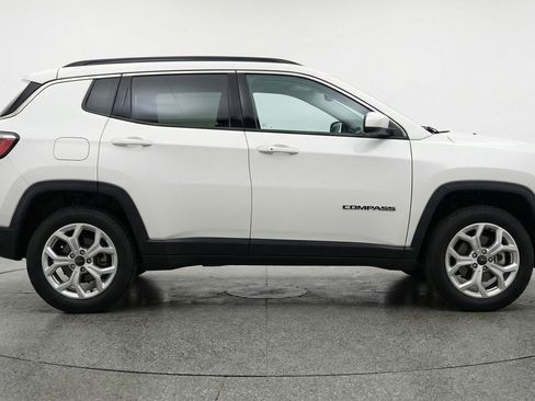 Used 2025 Jeep Compass Latitude AWD/4WD image 11