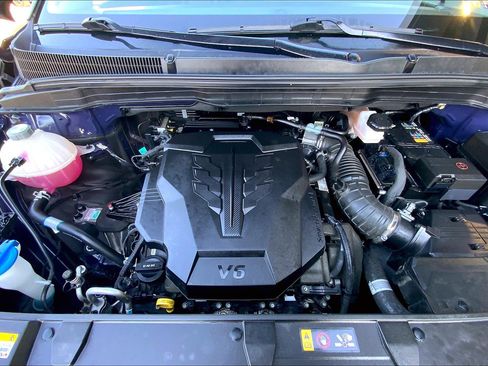 Used 2024 Kia Carnival LX image 11