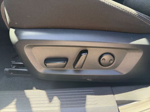 Used 2025 Nissan Rogue SV FWD image 21