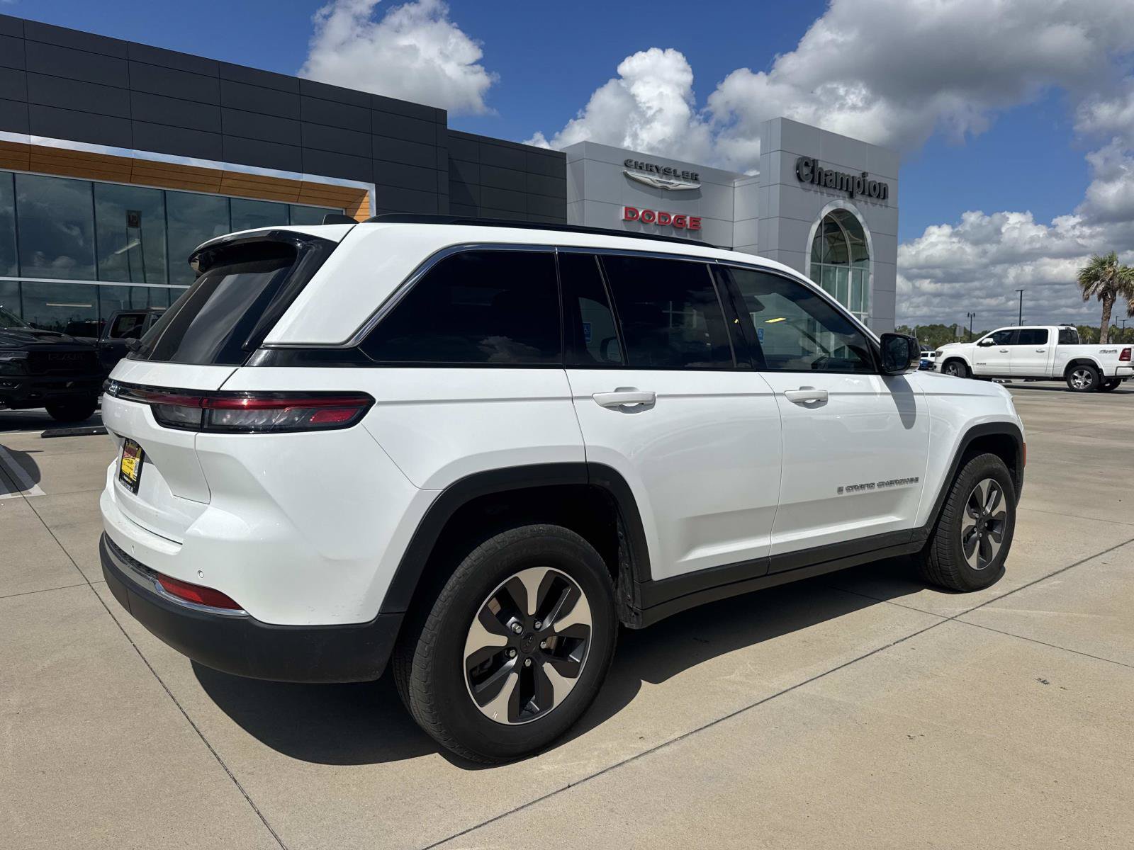 Used 2024 Jeep Grand Cherokee Limited 4xe AWD/4WD image 7
