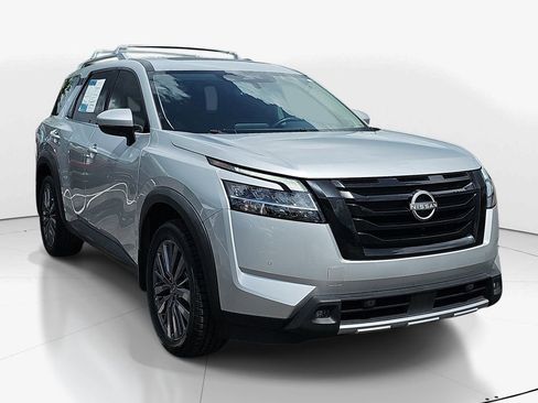 Used 2023 Nissan Pathfinder SL w/ SL Premium Package FWD image 3