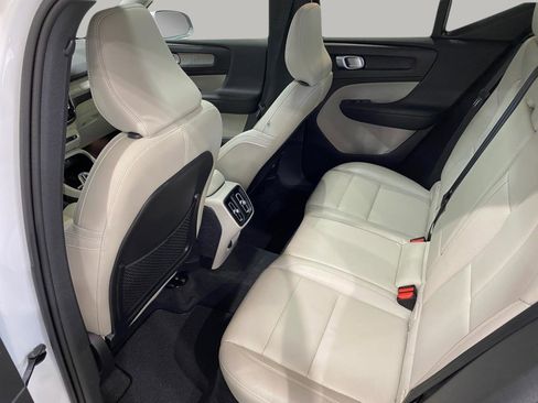 Used 2019 Volvo XC40 T4 Inscription image 14