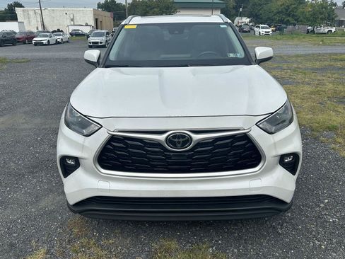 Used 2023 Toyota Highlander XLE FWD image 3