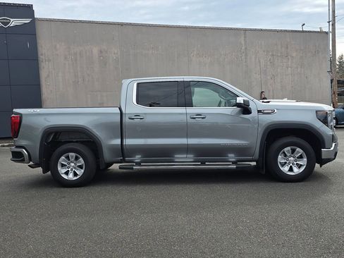 Used 2025 GMC Sierra 1500 SLE image 2