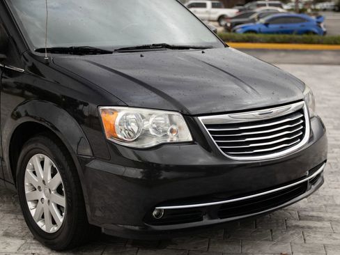 Used 2016 Chrysler Town & Country Touring w/ Driver Convenience Group image 4