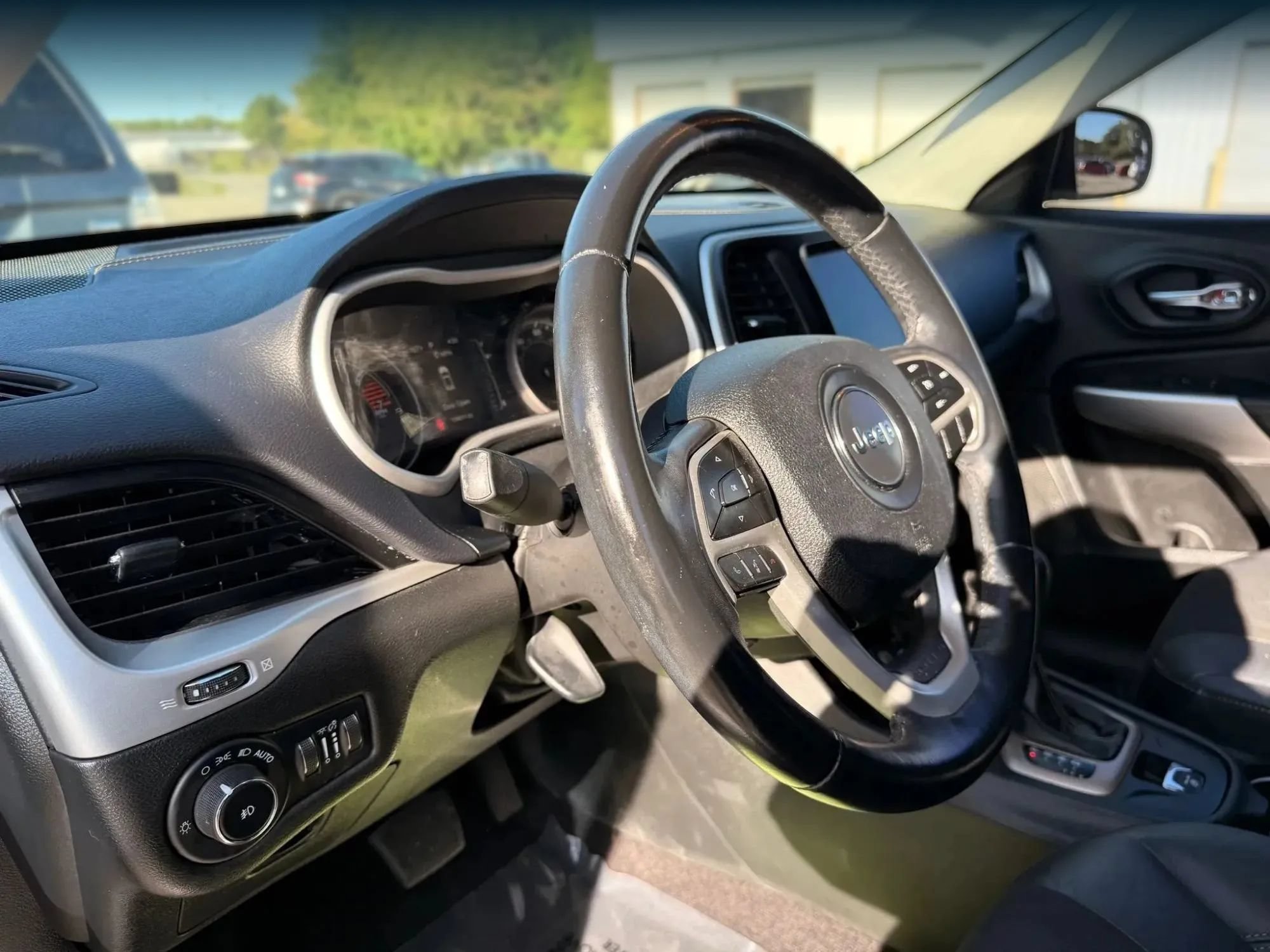 Used 2018 Jeep Cherokee Latitude Plus FWD image 17