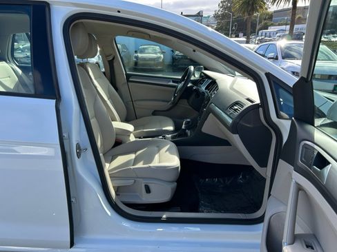 Used 2015 Volkswagen e-Golf SEL Premium image 40