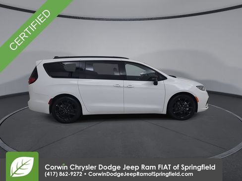 Certified 2025 Chrysler Pacifica Limited FWD image 17