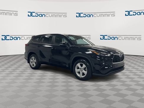 Used 2024 Toyota Highlander LE AWD/4WD image 2