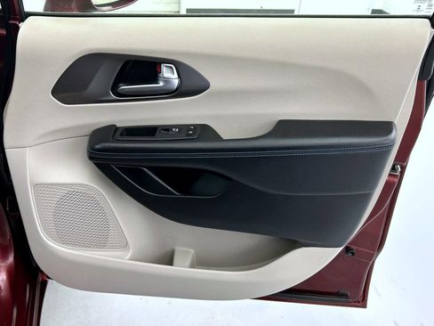 Used 2021 Chrysler Pacifica Touring-L image 16