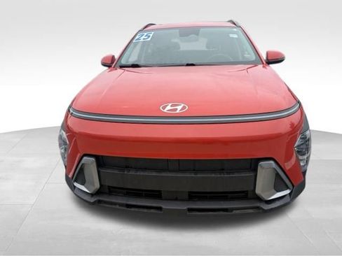Used 2025 Hyundai Kona SEL FWD image 2