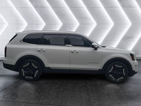 Used 2023 Kia Telluride EX FWD image 6