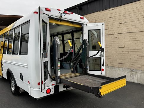 Used 2014 Chevrolet Express 3500 image 11