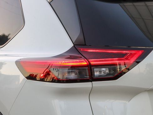 Used 2023 Nissan Rogue SV image 10