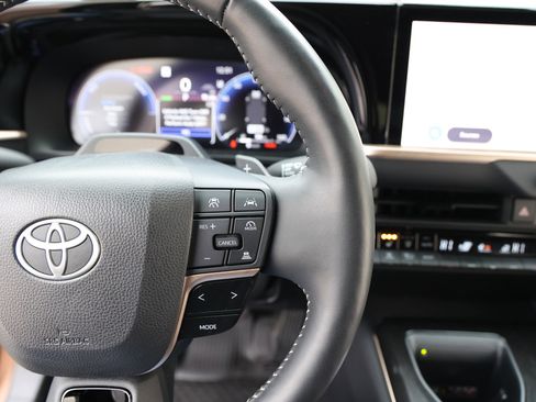 Used 2025 Toyota Crown Platinum image 19