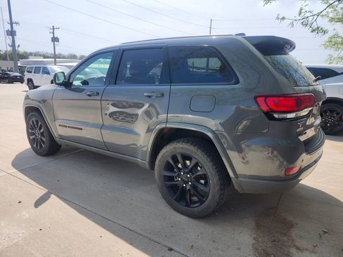 Used 2020 Jeep Grand Cherokee Altitude image 3