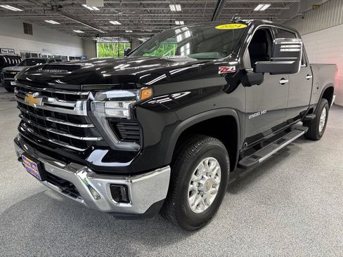 Used 2024 Chevrolet Silverado 2500 LTZ w/ LTZ Convenience Package AWD/4WD image 3
