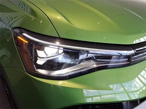 Used 2025 Volkswagen Taos SE w/ Panoramic Sunroof Package image 8