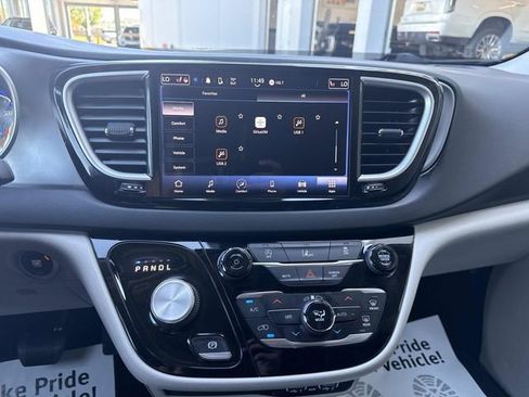 Used 2022 Chrysler Pacifica Touring-L FWD image 42