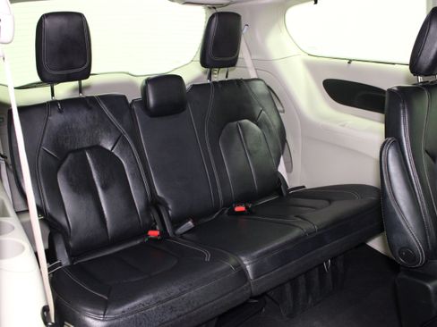 Used 2022 Chrysler Pacifica Touring-L FWD image 16
