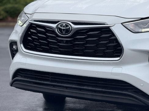 Used 2024 Toyota Highlander Limited image 12