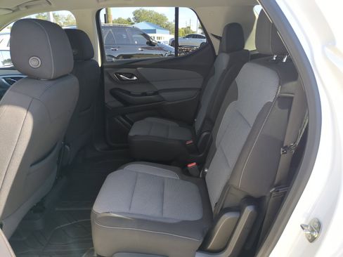 Used 2021 Chevrolet Traverse LT image 16