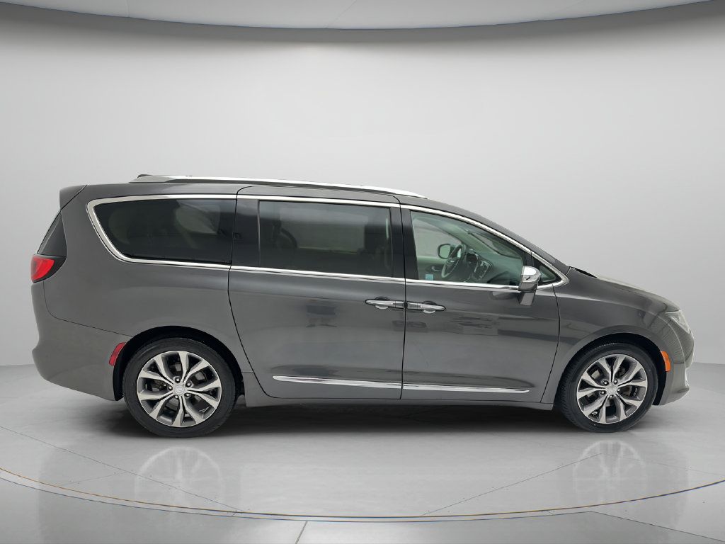 Used 2018 Chrysler Pacifica Limited w/ Tire & Wheel Group FWD image 6