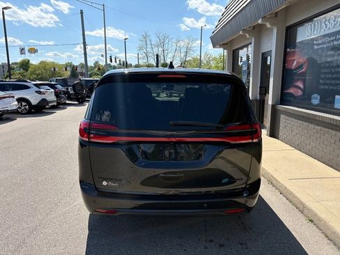 Used 2023 Chrysler Pacifica Touring-L w/ S Appearance Package FWD image 4