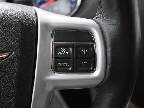 Used 2013 Chrysler Town & Country Touring-L w/ Driver Convenience Group FWD image 24