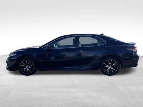 Used 2022 Toyota Camry SE image 4