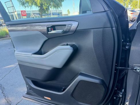 Used 2022 Toyota Highlander Limited AWD/4WD image 13