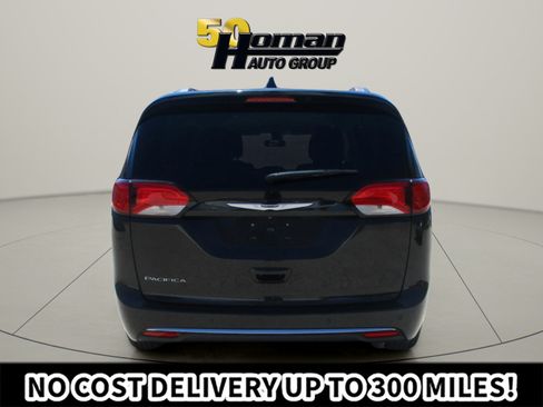 Used 2020 Chrysler Pacifica Touring-L FWD image 4