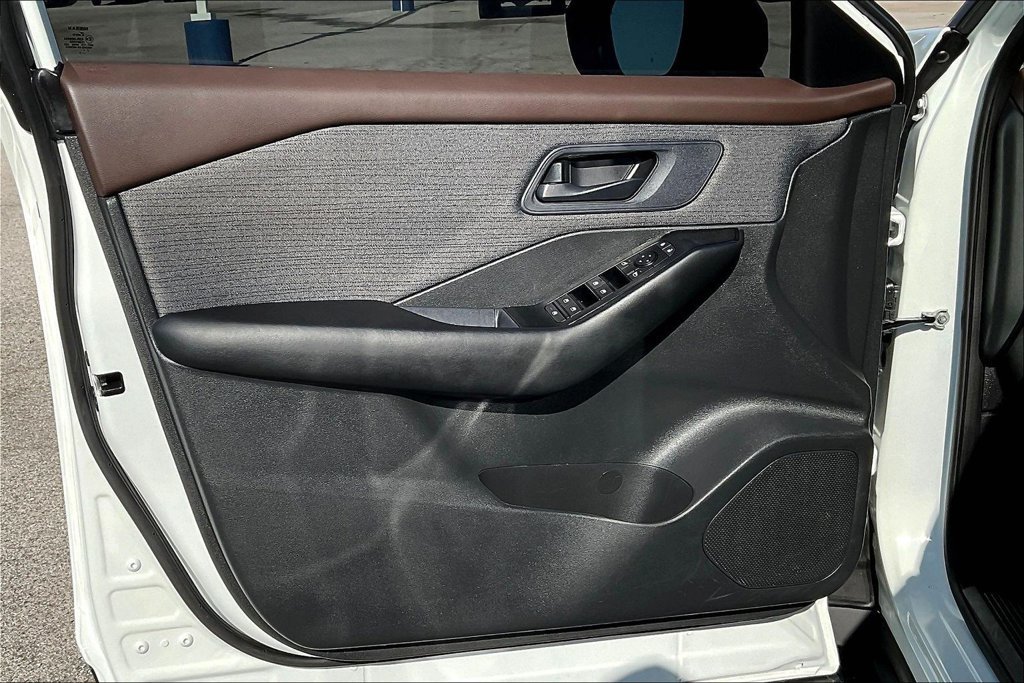 Used 2023 Nissan Rogue S AWD/4WD image 18