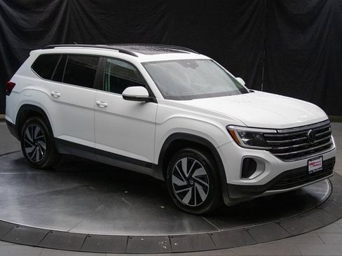 Used 2024 Volkswagen Atlas SE image 2