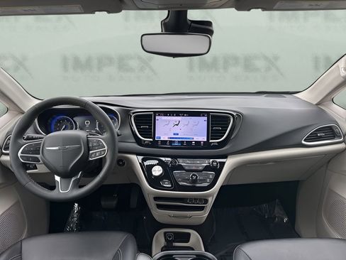 Used 2024 Chrysler Pacifica Touring-L image 15