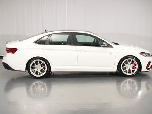 Used 2025 Volkswagen Jetta GLI Autobahn FWD image 9