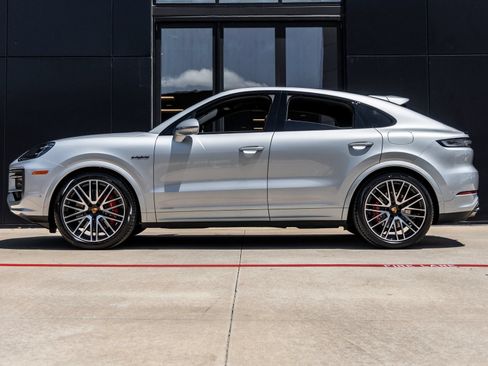 Certified 2026 Porsche Cayenne S AWD/4WD image 2