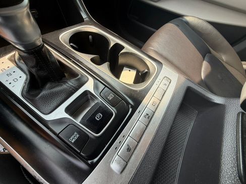 Used 2022 Kia Carnival LX FWD image 17