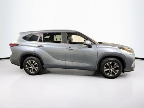 Used 2023 Toyota Highlander XLE image 4