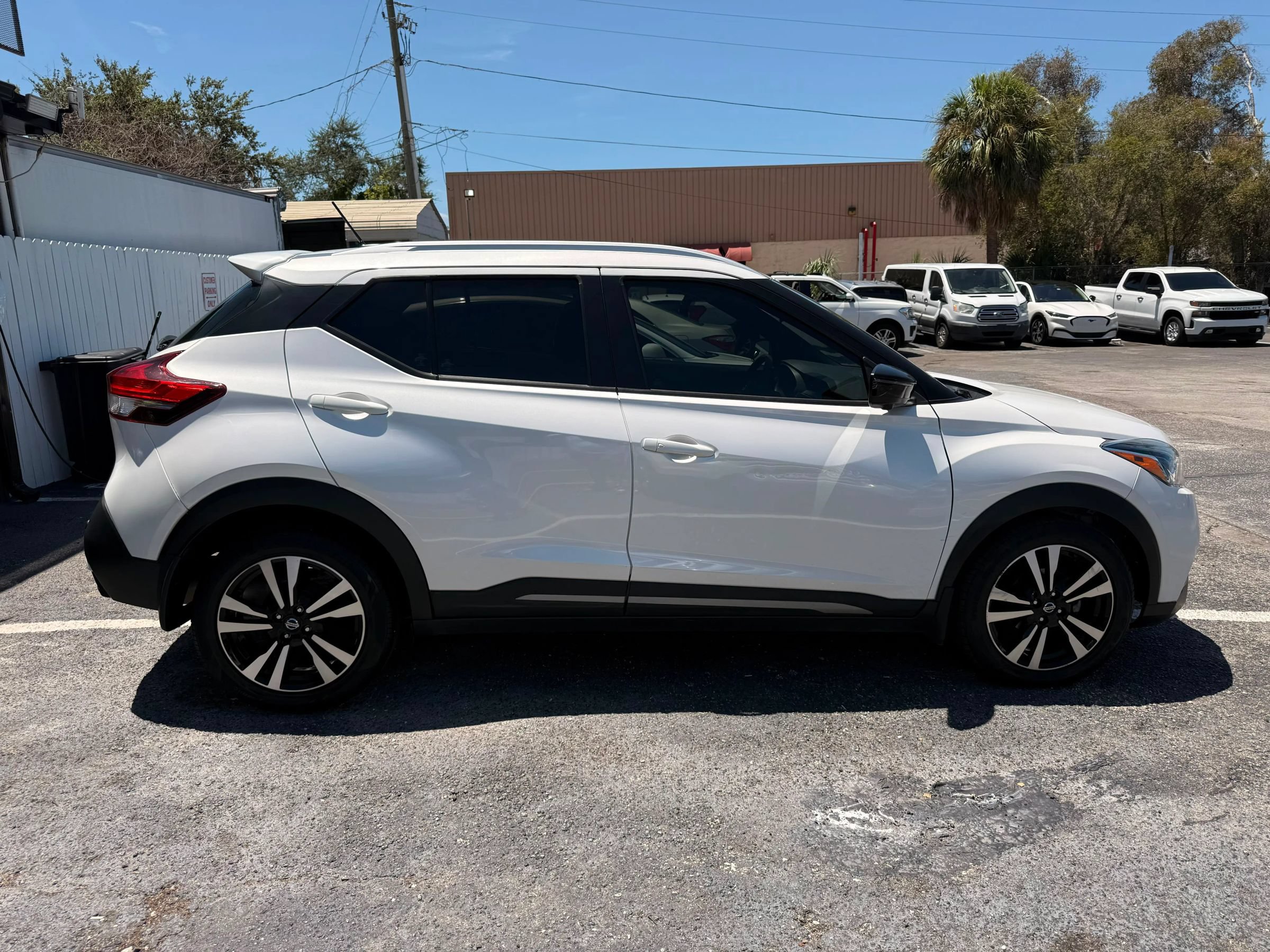 Used 2020 Nissan Kicks SR w/ SR Premium Package FWD image 4