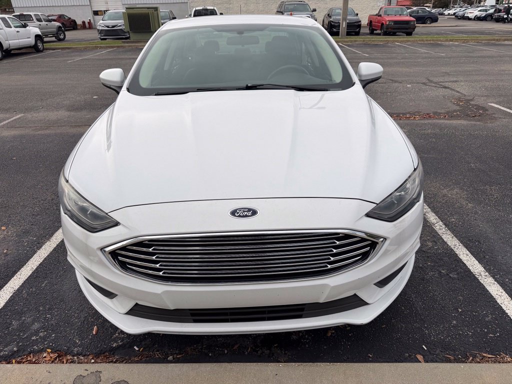 Used 2017 Ford Fusion SE FWD image 2