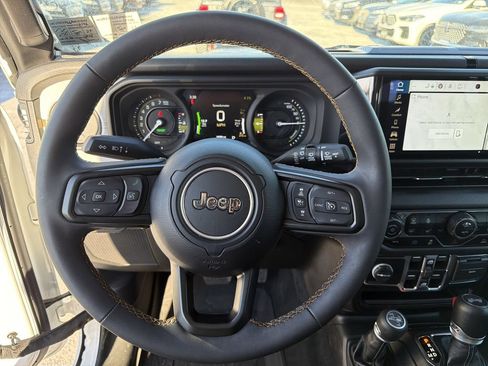 Used 2024 Jeep Wrangler Unlimited w/ Convenience Group AWD/4WD image 22