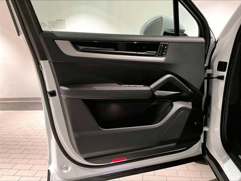 Used 2025 Porsche Cayenne image 25