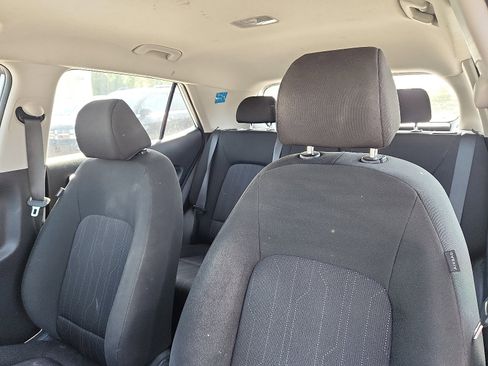 Used 2022 Hyundai Venue SE image 21