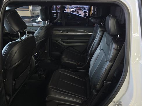 Used 2024 Jeep Grand Cherokee L Limited w/ Black Appearance Package AWD/4WD image 10