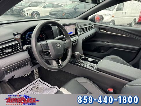 Used 2025 Toyota Camry SE image 3