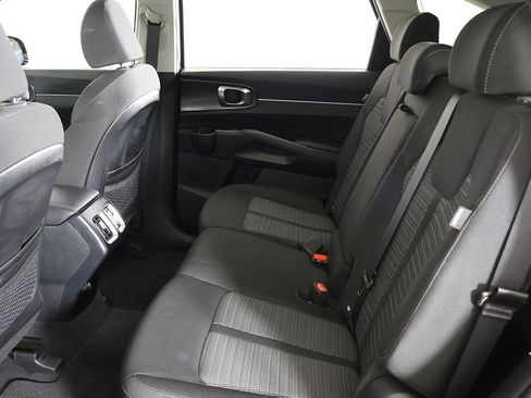 Used 2025 Kia Sorento LX image 30
