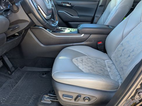 Used 2022 Toyota Highlander Bronze Edition image 15