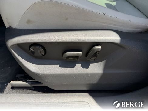 Used 2018 Volkswagen Tiguan SEL FWD image 24