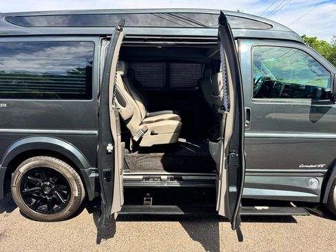 Used 2018 Chevrolet Express 2500 w/ Enhanced Convenience Package RWD image 18